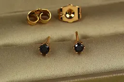 Сережки гвоздики Xuping Jewelry чорні камінчики на шість кріплень 3 мм золотисті