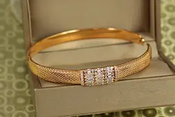 Браслет бенгл Xuping Jewelry Аріадна 60 мм на руку від 17 до 19 см золотистий - мініатюра 2