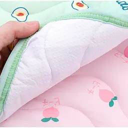 Літня підстилка, що охолоджує Derby Ice Silk Summer Pet Cooling Mat Strawberry 70х100 см - мініатюра 7