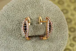Сережки Xuping Jewelry Стручок з чорними і білими каменями 1,6 см золотисті - мініатюра 2