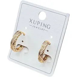 Сережки кільця Xuping широкі з різьбленням та блискучими камінцями