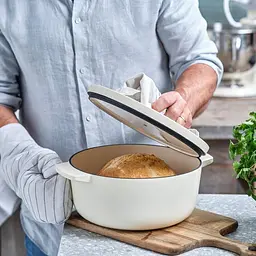 Каструля KitchenAid Cast Iron чавунна з кришкою 22 см 3.3 л мигдальний крем (CC006056-001) - мініатюра 5