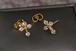 Сережки гвоздики Xuping Jewelry хрестики з камінцями на кінцях 1.2 см золотисті