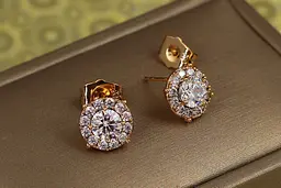 Сережки гвоздики Xuping Jewelry білий камінь в обідку із фіанітів 9 мм золотисті