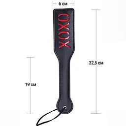 Ляскавка для BDSM з тисненням "XOXO" чорна з петлею на зап'ясті - мініатюра 3