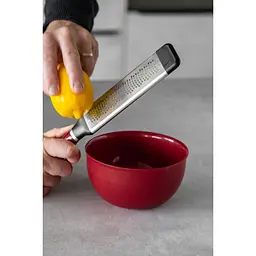 Тертка для спецій KitchenAid Coreline з чохлом червона (KAG321OHERE) - мініатюра 9
