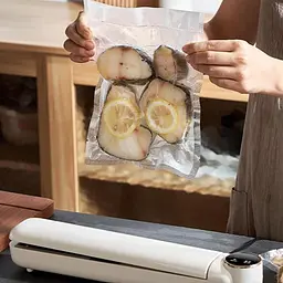 Вакуумний пакувальник харчових продуктів Vacuum Sealer із сенсорним дисплеєм + 10 пакетів - мініатюра 2