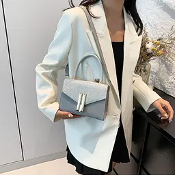 Жіноче кросбоді із золотистою фурнітурою Lilly P2-1701G сіре