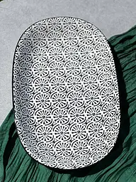 Тарілка овальна, чорна, 28x18,5x3,5 см "Тригір'я"
