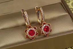 Сережки Xuping Jewelry Вітраж із малиновими каменями 2,4 см золотисті