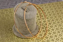 Сережки кільця Хuping Jewelry плоскі з малюнком 8,5 см золотисті - мініатюра 4