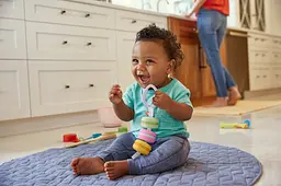 Іграшка-підвіска Fisher-Price Мій перший макарун (GRR45) - мініатюра 6