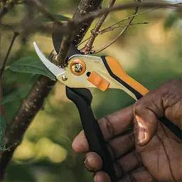 Секатор Fiskars Solid P331 площинний суцільнометалевий (1057163) - мініатюра 2
