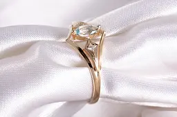 Каблучка з жовтого золота з топазом 16 K-0139