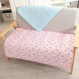 Літня підстилка, що охолоджує Derby Ice Silk Summer Pet Cooling Mat Strawberry 50х60 см - мініатюра 4