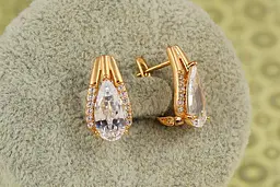 Сережки Xuping Jewelry Сонет з білим каменем 1,7 см золотисті - мініатюра 2