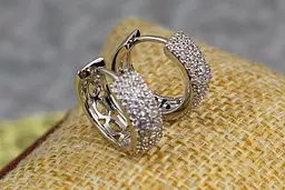 Сережки кільця Xuping Jewelry широкі з дрібних фіанітів посередині квіточок 1.5 см сріблясті - мініатюра 2