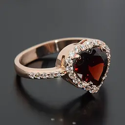Каблучка з червоного золота з гранатом у формі серця та фіанітами 15.5 K-0082 - мініатюра 2