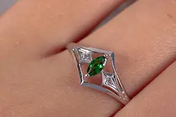 Каблучка з білого золота з зеленим каменем 20.5 K-0140