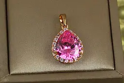 Кулон Xuping Jewelry крапля з рожевим фіанітом у обідку 1.7 см золотистий
