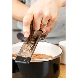 Тертка для спецій KitchenAid Coreline з чохлом кремова (KAG321OHACE) - мініатюра 7