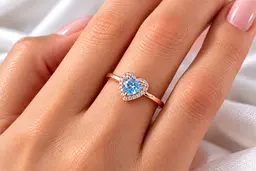 Жіноча золота каблучка Jewellery Continent "Блакитне серце" з топазом 14 (К-0927) - мініатюра 5