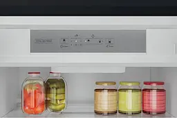 Вбудований холодильник Ariston Hotpoint з морозильною камерою (HAC20T321) - мініатюра 9