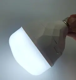 Світлодіодна LED акумуляторна лампа (знімні 2 × 18650 або батарейки 3 × AAA) автономна аварійна 30 W 10 × 16 см лампочка, цоколь E27 UKC 7935 - мініатюра 4
