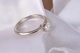 Каблучка з білого золота з діамантом 18 K-0270