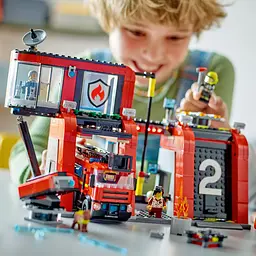 Конструктор LEGO City Пожежне депо з пожежною машиною 843 деталі (60414) - мініатюра 3