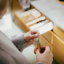 Манікюрні ножиці Fiskars Classic 10 см 1000813 - мініатюра 3
