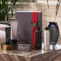 Подарунковий набір Rituals The Ritual of Homme Large Gift Set: гелі для душу 600 мл (3x200 мл) + вугільний скраб для обличчя 70 мл + ароматизатор для авто 6 г - мініатюра 4