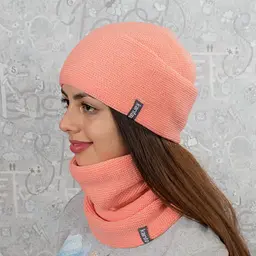 Комплект жіноча в'язана шапка + хомут-баф-снуд на флісі теплий зимовий набір 56-60 см Персик