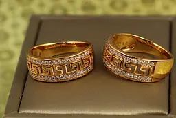 Кільце Xuping Jewelry Грецький візерунок із фіанітами по краях р 16 золотисте - мініатюра 2