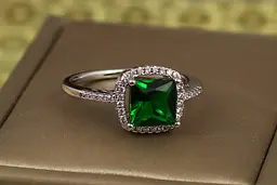 Кільце Xuping Jewelry зелений квадрат в оправі з дрібних фіанітів 18 р сріблясте