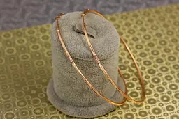 Сережки кільця Хuping Jewelry плоскі з малюнком 8,5 см золотисті - мініатюра 2