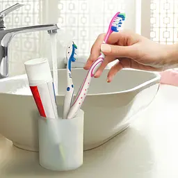 Зубна щітка Colgate Max White Medium With Polishing Star рожева - мініатюра 4
