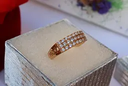 Кільце Xuping Jewelry каміння у три ряди по боках різьблення р 18 золотисте - мініатюра 2