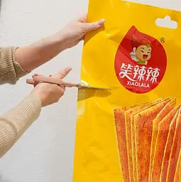 Гігантські чіпси гостер латяо Xiaolala Spicy Latiao Chips Indian Flying Cake Flavor 900г - мініатюра 5