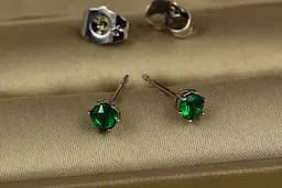 Сережки гвоздики Xuping Jewelry зелені камінці на шість кріплень 4 мм сріблясті