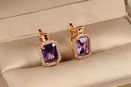 Сережки Xuping Jewelry Авангард з фіолетовим каменем 1,4 см золотисті - мініатюра 2