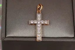 Хрестик Xuping Jewelry великі фіанти в обідку 2.7 см з родієм золотистий