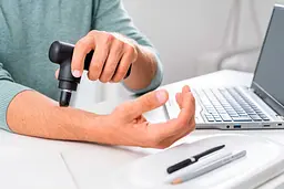 Перкусійний масажер Beurer MG 79 Massage Gun Sensitive (10218) [100539] - мініатюра 8
