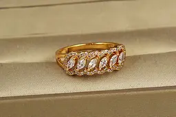 Кільце Xuping Jewelry Сяйво емоцій з білими каменями р 18 золотисте