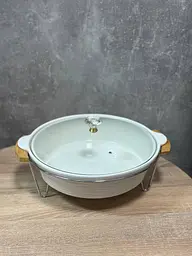 Керамічна кругла форма для запікання зі скляною кришкою та металевою підставкою сервірувальний для гарячих страв 2.8 л (3368) - мініатюра 2