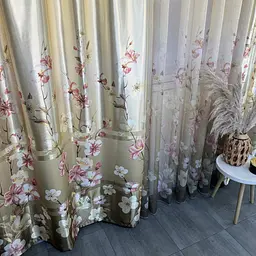 Атласні штори з квітами оливкового кольору 150х270 з тюлистом батистовим 400х270 на тасьме ALBO pbe0052640 - мініатюра 3