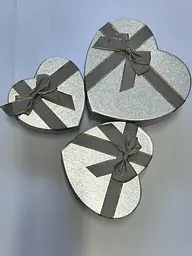 Набір подарункових коробок у формі серця 3 шт сріблясті з бантом коробки для подарунків та квітів - мініатюра 4
