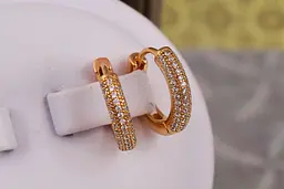 Сережки кільця Хuping Jewelry опуклі з камінцями ззаду гладкі 1.6 см золотисті - мініатюра 3