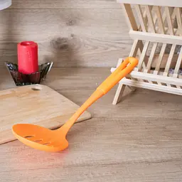 Шумівка кухарська пластикова перфорована з прорізами 34 см, Kitchen Master Помаранчевий 85685 - мініатюра 6