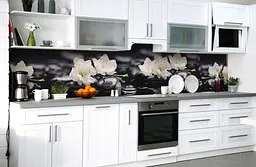 Вініловий кухонний фартух Білі квіти на камінні наклейка для кухні ПВХ Чорний 60х250 см Happy Pocket Z181696